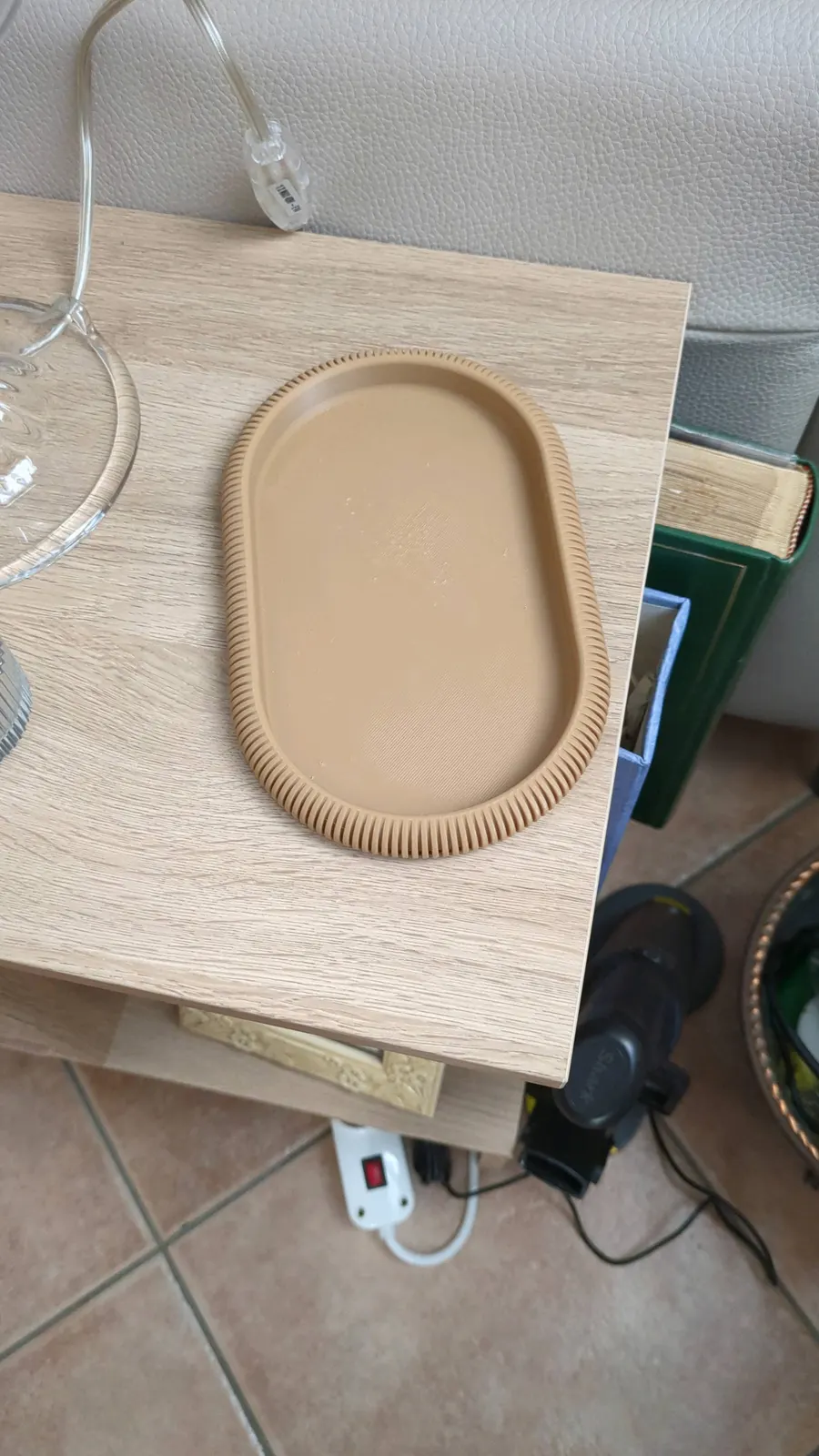 Bandeja Aura na cor caramelo sobre criado-mudo