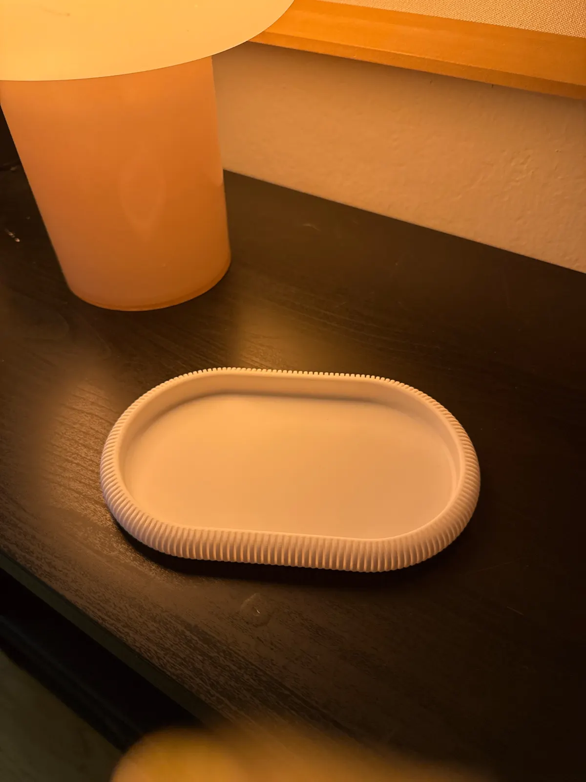 Bandeja Aura branca em mesa escura com abajur