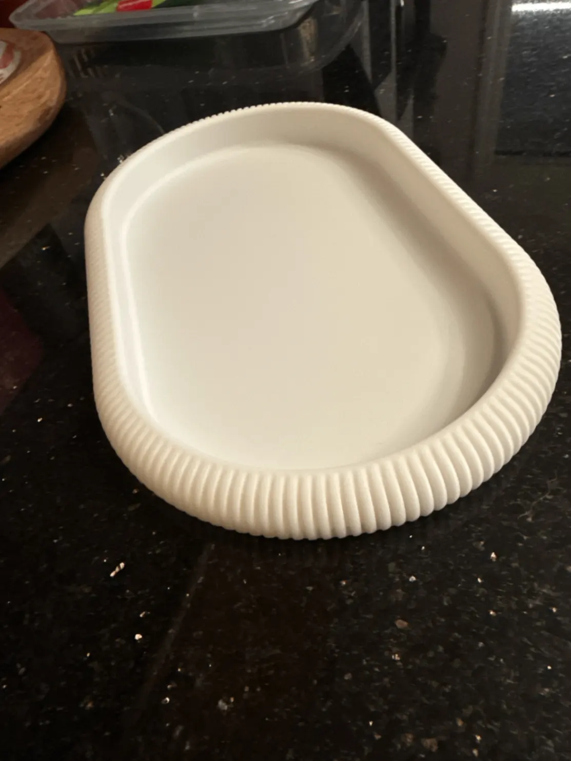 Bandeja Aura branca em bancada de cozinha